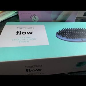 Vanity Planet Flow Ceramic straightening brush